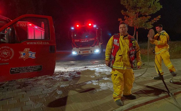 כיבוי השרפה באזור אלעד (צילום: תיעוד מבצעי כבאות והצלה לישראל)