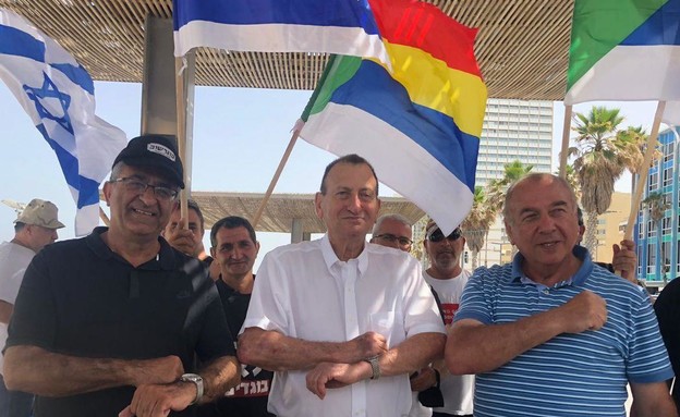 ראש עיריית ת"א יפו רון חולדאי בחוף בת"א מגיע לתמוך