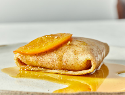 קרפ כוסמין וגבינות רכות בקרמל תפוזים  (צילום: אמיר מנחם, mako אוכל)