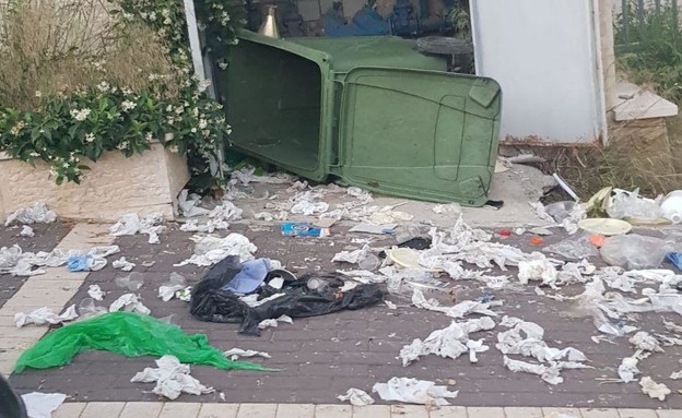 חזירי הבר השאירו זבל מפוזר בסמוך לגן ילדים בחיפה