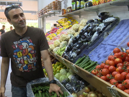 גיא לואל השחקן שנאלץ לעבוד בירקניה (צילום: החדשות 12)