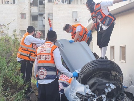 חילוץ הנהג שנפל עם רכבו בבית שמש (צילום: תיעוד מבצעי מד