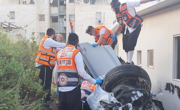 חילוץ הנהג שנפל עם רכבו בבית שמש  (צילום: תיעוד מבצעי מד"א)