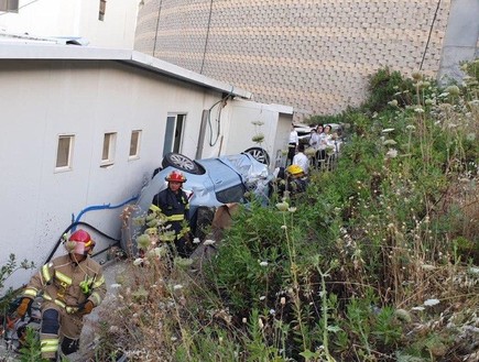 חילוץ הנהג שנפל עם רכבו בבית שמש (צילום: כבאות והצלה)