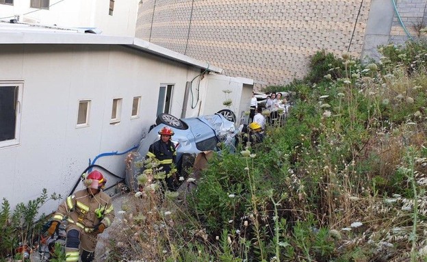 חילוץ הנהג שנפל עם רכבו בבית שמש  (צילום: כבאות והצלה)