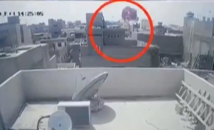 תצלום ממצלמות אבטחה של התרסקות המטוס בפקיסטן (צילום: מתוך טוויטר)