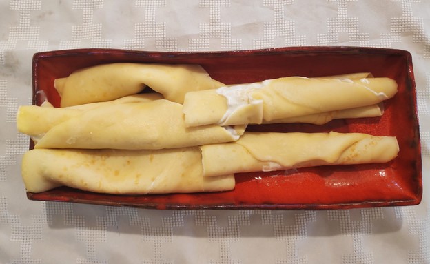 נועה מכינה בלינצ'ס גבינה (צילום: צילום ביתי)