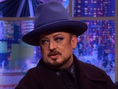 בוי ג'ורג' יוצא להגנת ליידי גאגא - והמעריצים בישראל