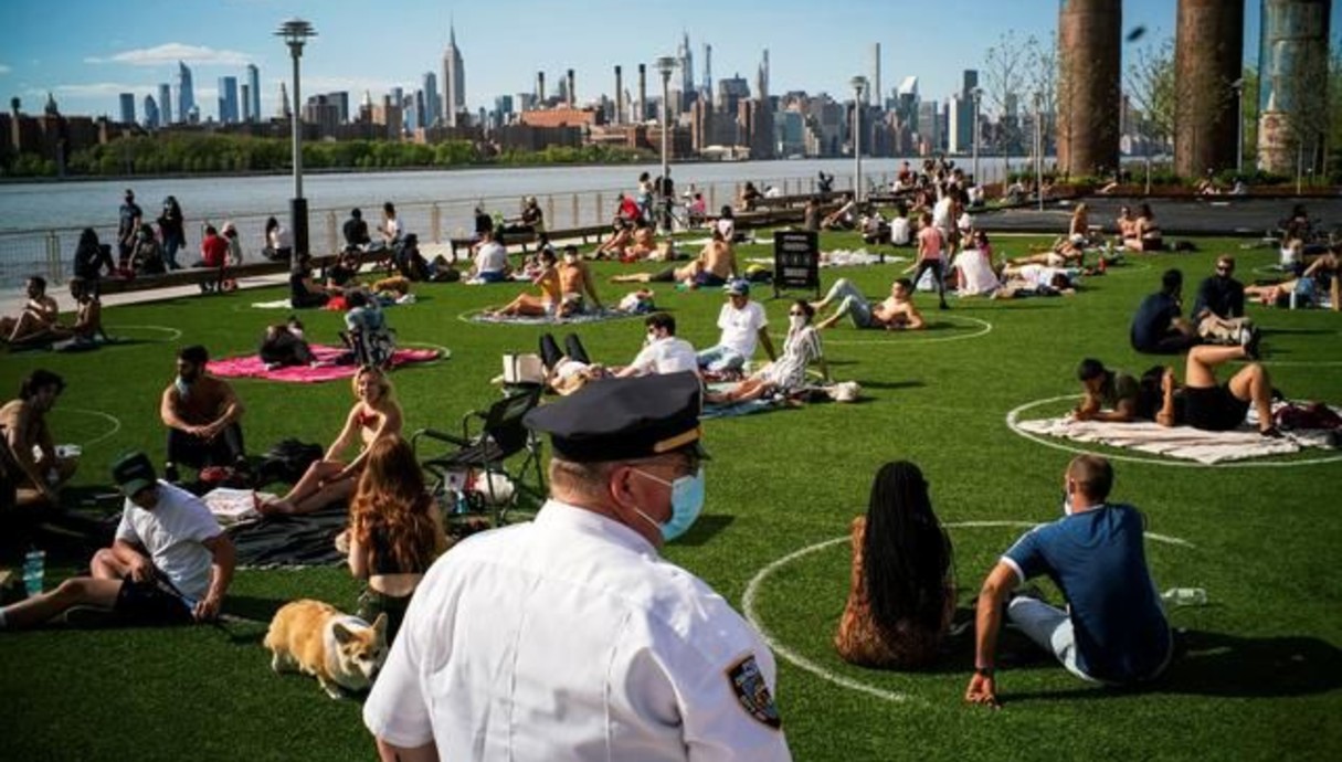 מעגל ריחוק חברתי בפארק בברוקלין ניו יורק