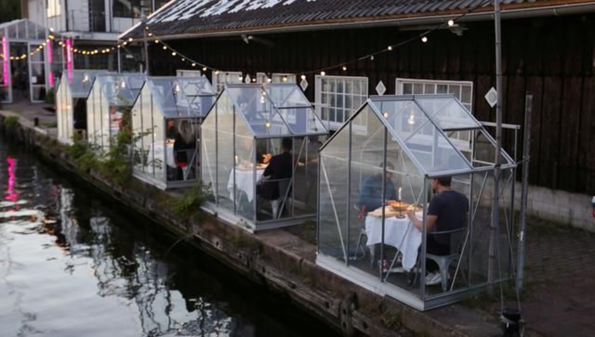 אקווריום פרטי לכל שולחן במסעדה באמסטרדם