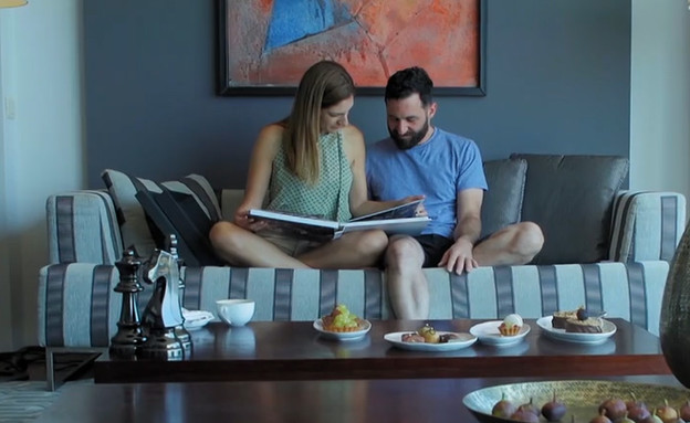 הגר וניר מקבלים את אלבום החתונה 