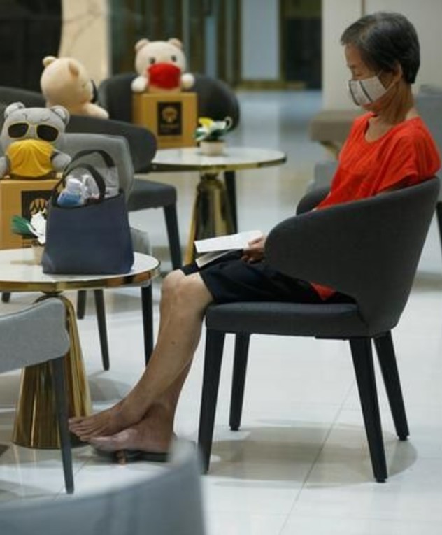 בובות על כיסאות במרכז קניות בתאילנד