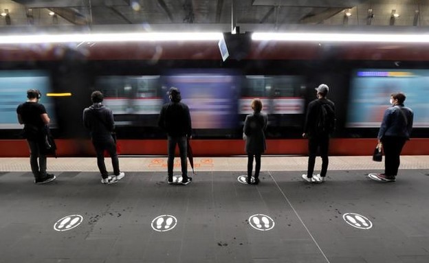 שומרים מרחק בהמתנה על הרציף לרכבת בצרפת  (צילום: רויטרס)