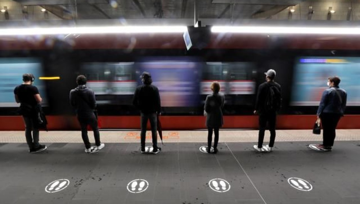 שומרים מרחק בהמתנה על הרציף לרכבת בצרפת 