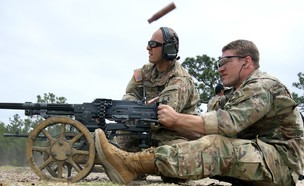 החיילים עם הנשק (צילום: K. Kassens/defence_blog@Twitter)