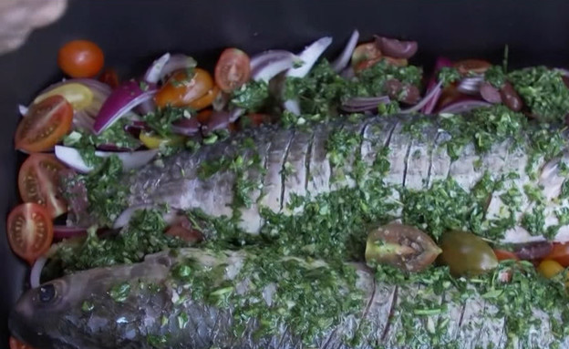 דג בורי צלוי (צילום: "ישראל מבשלת יחד" ספיישל שבועות, באדיבות ספורט 1)