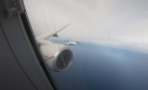 מטוס רוסי מבצע תמרון מסוכן בצמוד למטוס אמריקאי (צילום: CNE-CNA/C6F)
