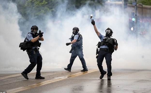 הפגנות אלימות בעקבות מותו של ג'ורג' פלויד (צילום: AP)