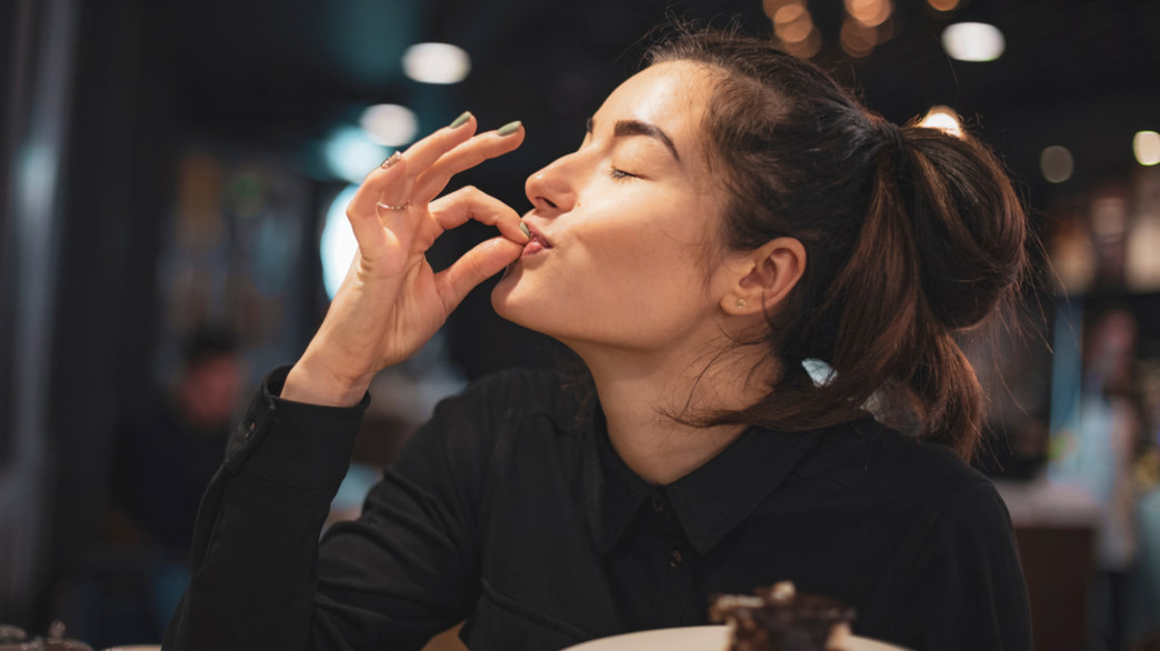 אישה אוכלת (צילום:  Happy Max, shutterstock)