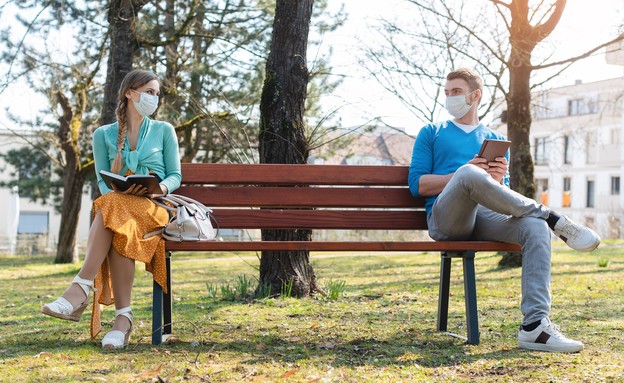 ריחוק חברתי, גבר ואישה יושבים על ספסל (צילום:  Kzenon, Shutterstock)