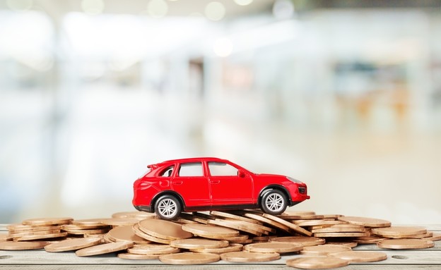 מכונית על ערימה של מטבעות (אילוסטרציה: Shutterstock)