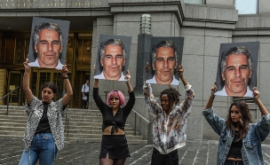 מפגינות נגד ג'פרי אפשטיין, 2019 (צילום: Stephanie Keith/Getty Images)