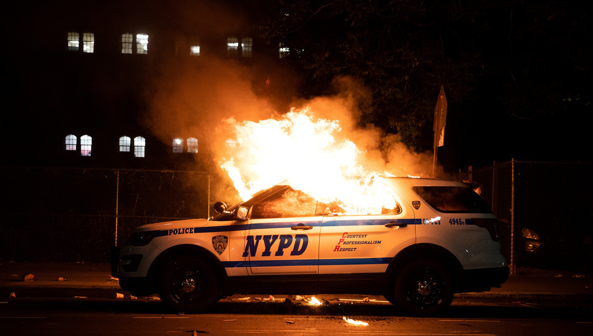 מפגינים הציתו רכב של משטרת ניו יורק, ארה