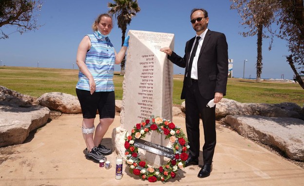 שגריר האיחוד האירופי בישראל באנדרטה לפיגוע בדולפינ (צילום: רוני קאופמן)