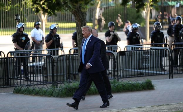 טראמפ בדרכו לכנסיית סנט ג'ונס (צילום: רויטרס, רויטרס_)