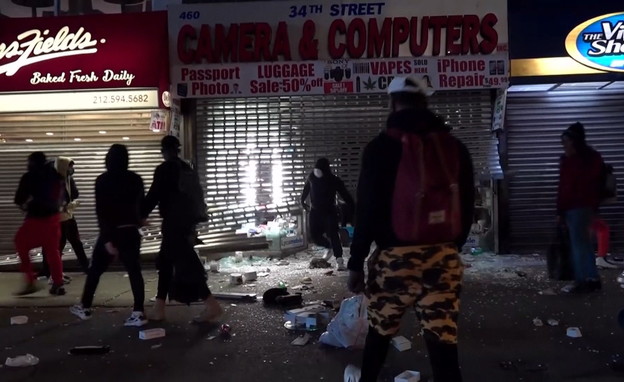 אלימות וביזה: תיעוד מלב המהומות בניו יורק (צילום: החדשות12)