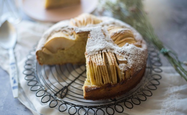 עוגת תפוחים שקועים חתוכה