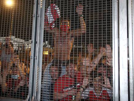 500 אוהדים אדומים הגיעו לבלומפילד (אלן שיבר) (צילום: ספורט 5)