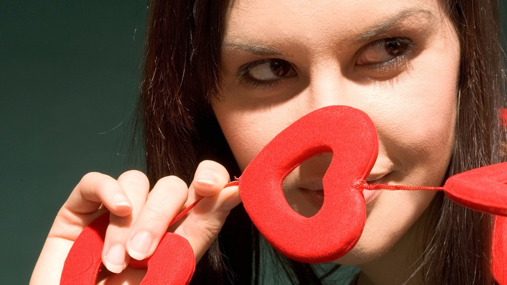 אישה עם לבבות אישה עם לבבות