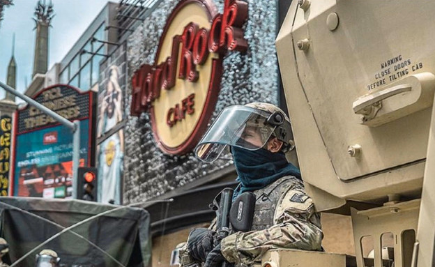 כמו בסרט: חיילים שומרים על שדרות הוליווד