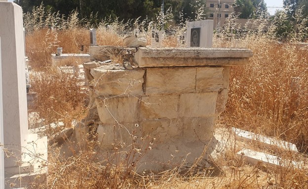הזנחה בבית הקברות הנוצרי בבאר שבע (צילום: באדיבות המרואיינים)