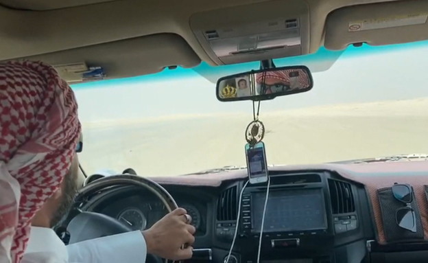 ישראלים בטיול בקטר שומעים עומר אדם ברכב (צילום: מאי רוזנטל)