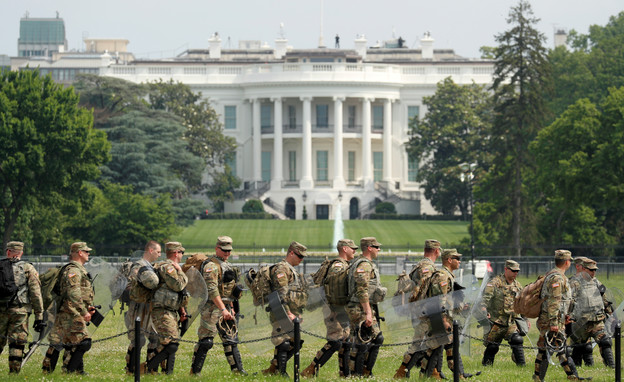 חיילי צבא ארה"ב על רקע הבית הלבן, וושינגטון (צילום: רויטרס_)