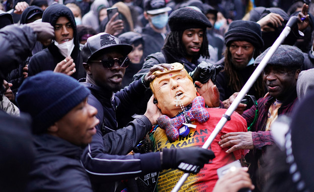 מפגינים משחיתים בובה של דונלד טראמפ, לונדון (צילום: רויטרס_)