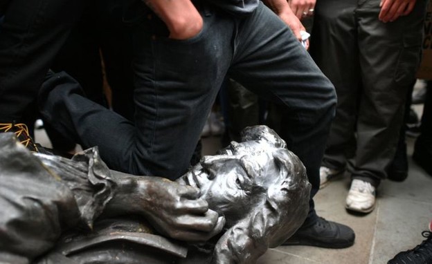 מפגין בבריטניה במחווה למותו של ג'ורג' פלויד (צילום: BBC)