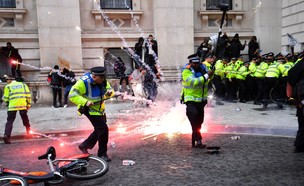 המחאות בבריטניה מתלהטות (צילום: skynews)