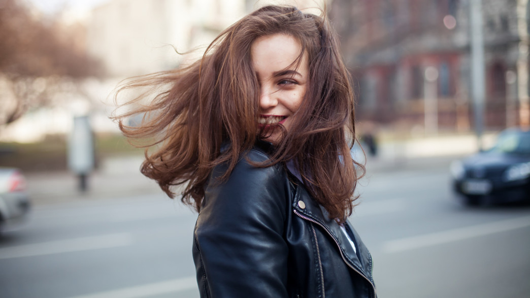 אישה צעירה מחייכת (צילום:  Natalia_Grabovskaya, shutterstock)