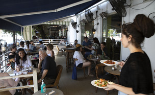 מסעדה בתל אביב בתקופת הקורונה (צילום: Sebastian Scheiner, ap)
