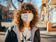אישה חובשת מסכה (צילום:  progressman, shutterstock)
