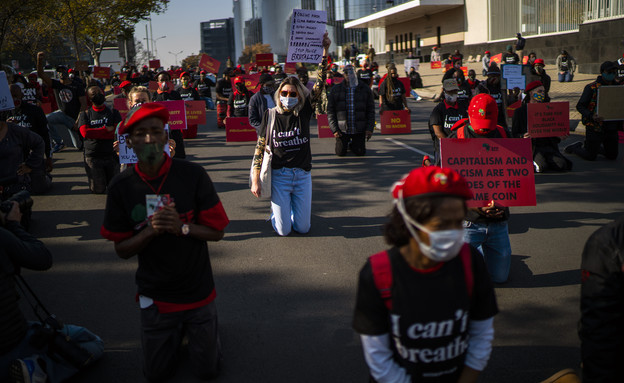 מפגינים ביוהנסבורג, דרום אפריקה, במחאה על הריגתו ש (צילום: Jerome Delay, ap)