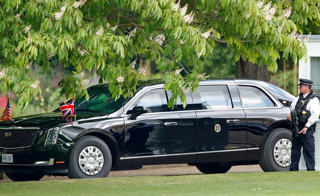 מאבטח לצד רכב נשיאותי בביקור בבריטניה (צילום: Max Mumby/Indigo/Getty Images)