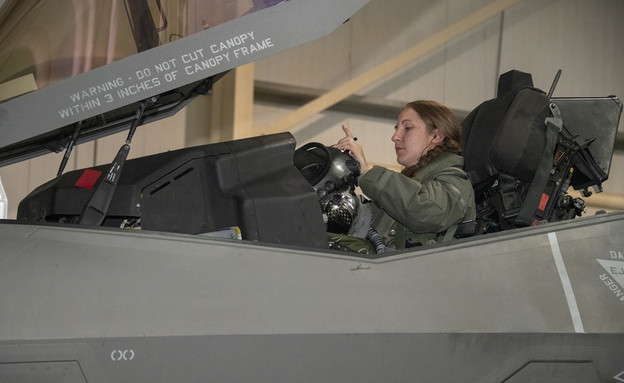  טייסת אישה במטוס חמקן (צילום: Tech. Sgt. Kat Justen/AF)