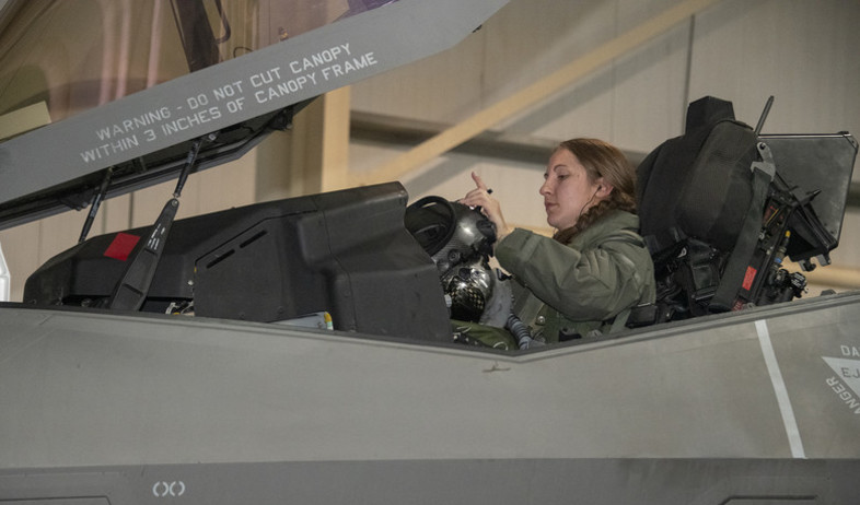  טייסת אישה במטוס חמקן (צילום: Tech. Sgt. Kat Justen/AF)