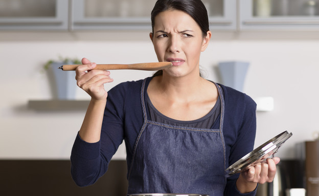 אישה טועמת אוכל מסיר (צילום:  LarsZ, shutterstock)