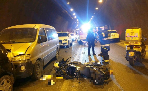 רוכבת אופנוע נהרגה בתאונה בכביש המנהרות (צילום: מד"א)