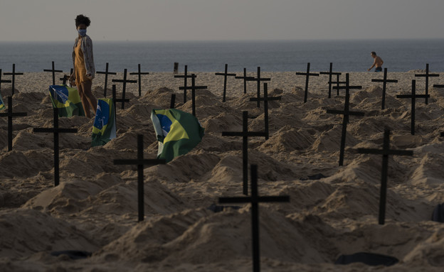 הקברים שנחפרו בחוף קופה קבנה (צילום: AP)